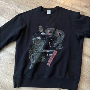 Uniqlo black crewneck
